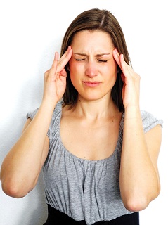 Junge Frau leidet an Kopfschmerzen